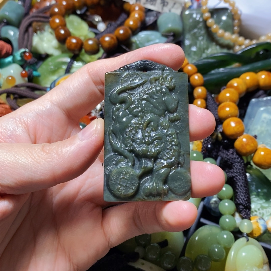 蛇纹石玉未镶嵌颈饰