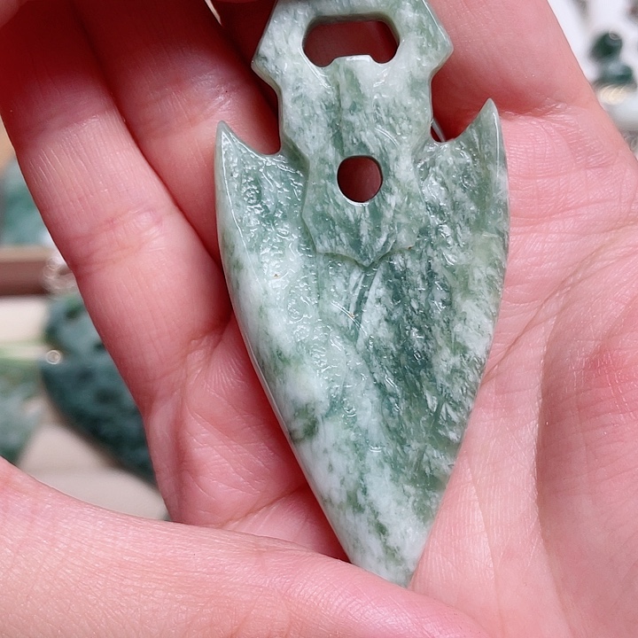 透闪石-蛇纹石玉未镶嵌颈饰