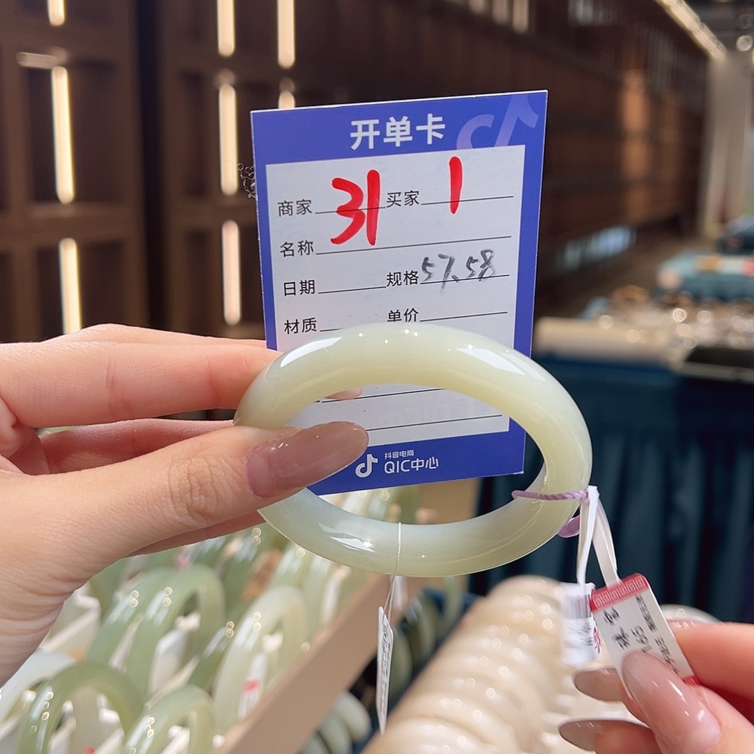 椰***岛和田玉未镶嵌手镯