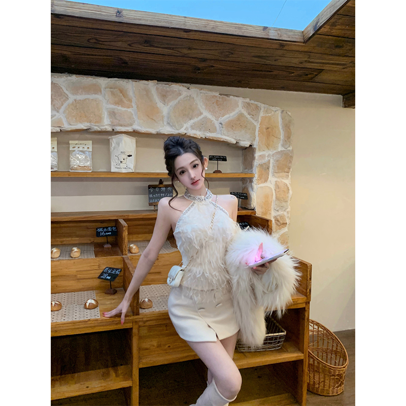 气质御姐风穿搭一整套女2025冬季新款毛绒挂脖上衣包臂半身裙套装