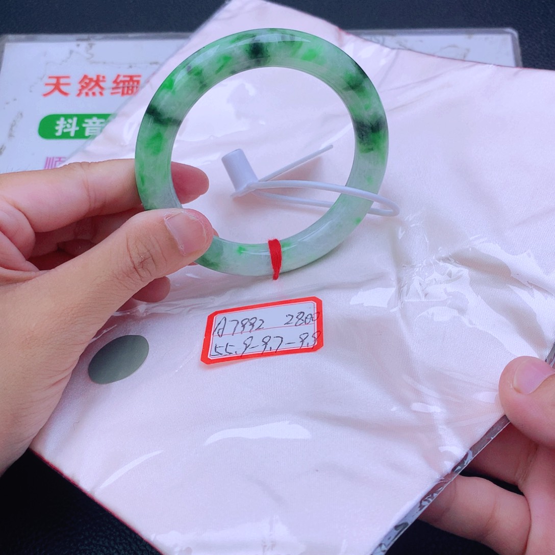 翡翠手镯未镶嵌翡翠
