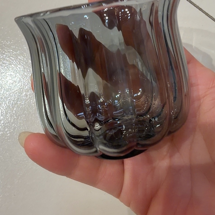 两只黑莲花杯。     