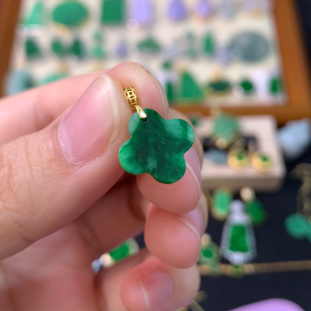 翡翠18K金镶嵌颈饰四叶草