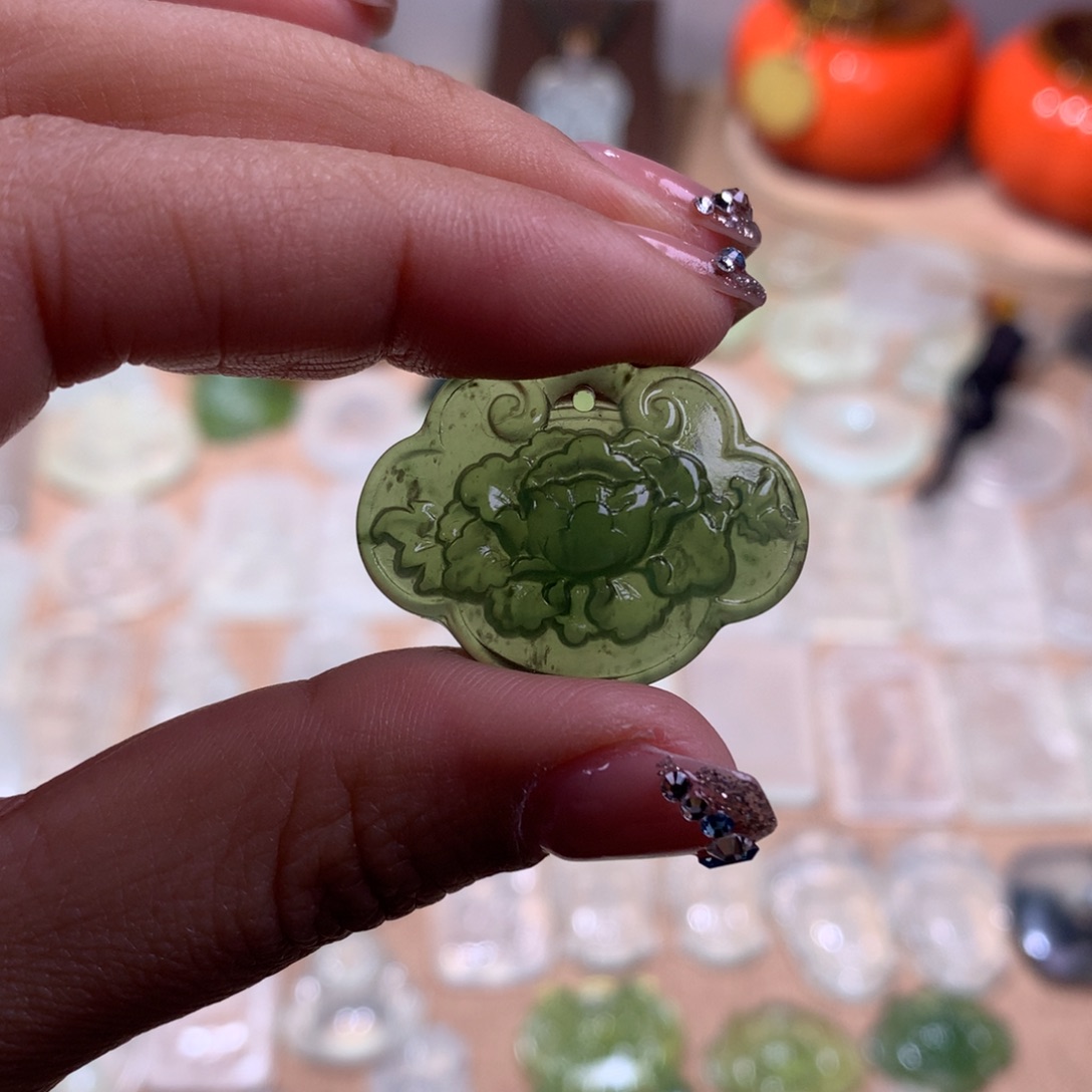 蛇纹石玉未镶嵌颈饰