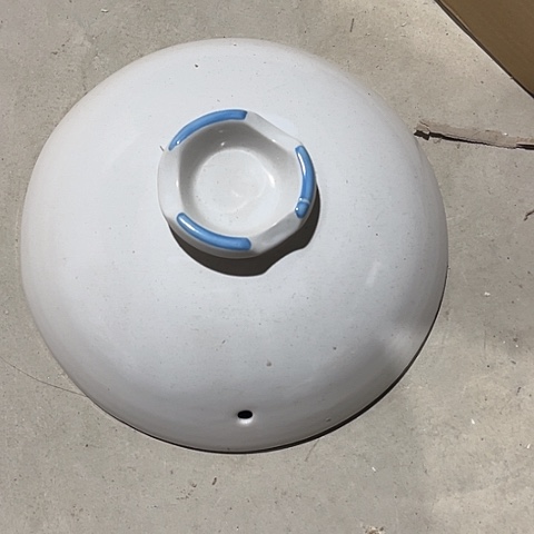 微瑕，不能明火，口径约22厘米，盖子有裂痕