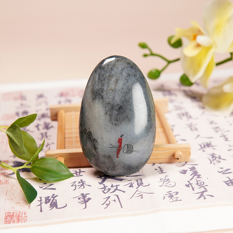 和田玉青花把件 墨韵玉石间 一抹红衣诗意现00158