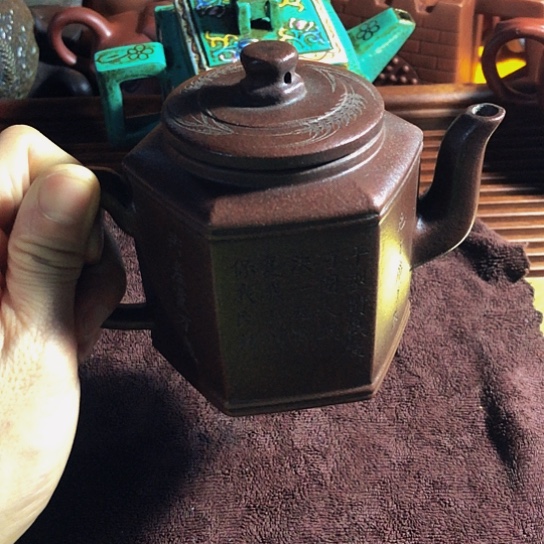 紫砂茶壶原矿泥料手工制作的紫砂壶。