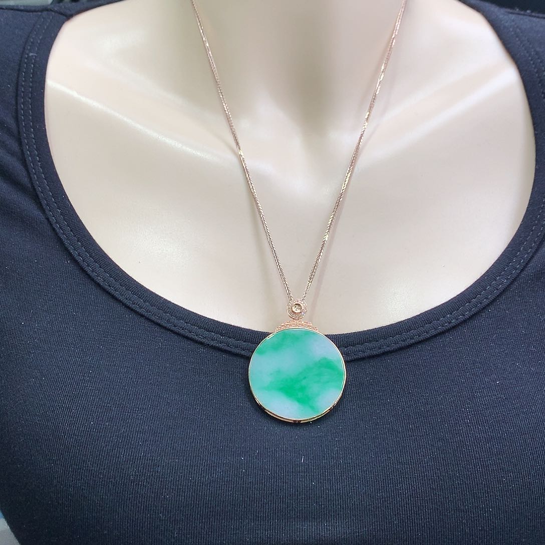 翡翠18K金镶嵌颈饰圆牌