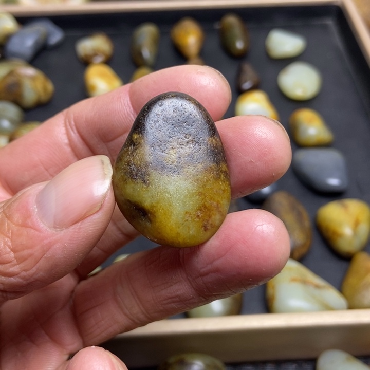 月***侯和田玉（糖玉）未镶嵌珠宝奇石