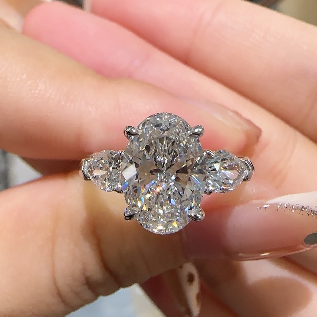 18K金镶嵌实验室培育钻石椭圆三石2卡