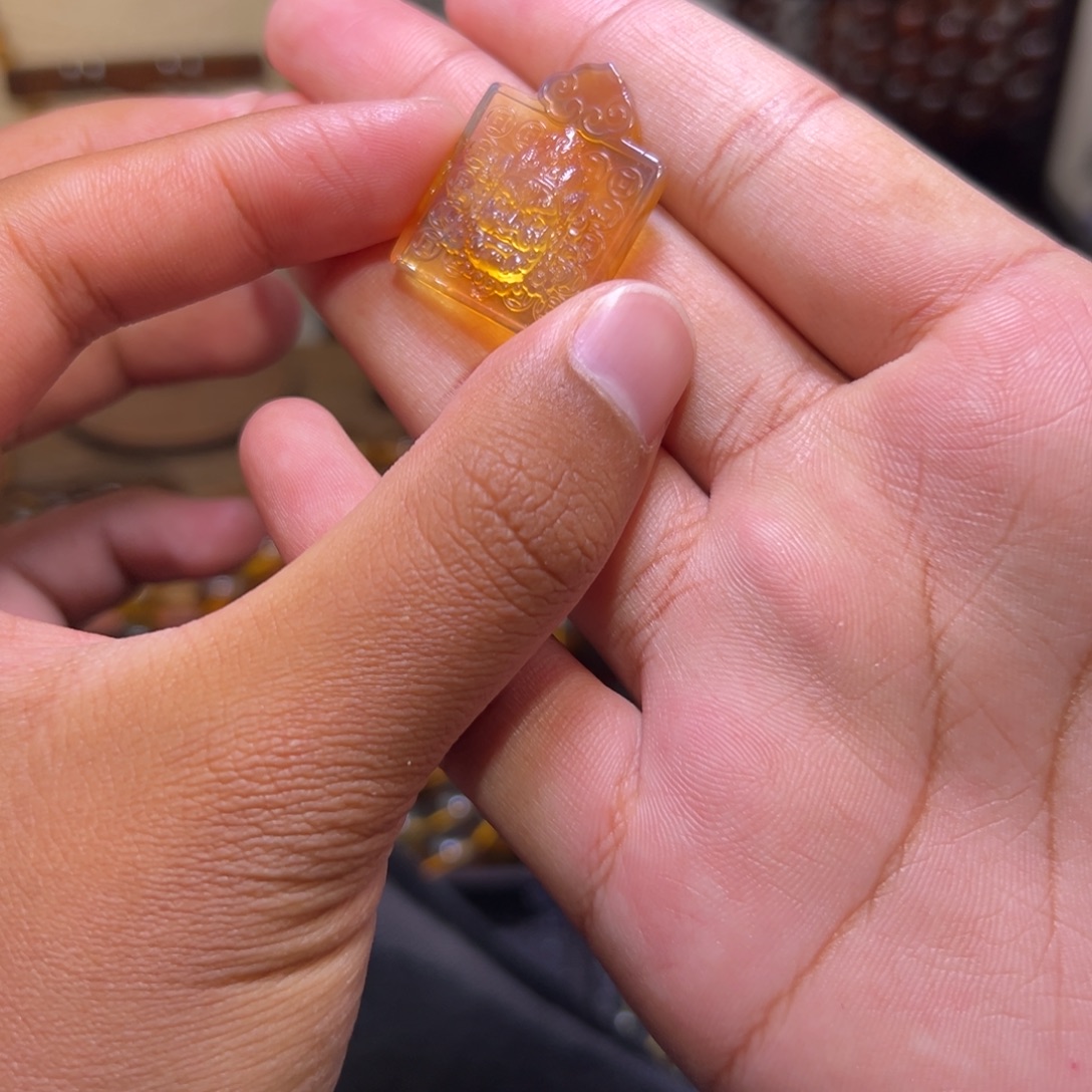 琥珀未镶嵌颈饰黄财神