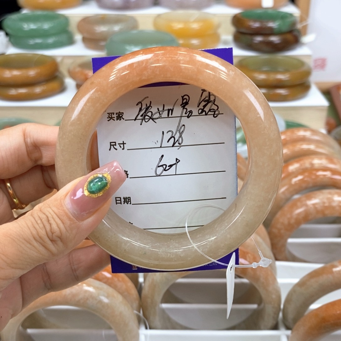 爱***露石英岩玉手镯未镶嵌