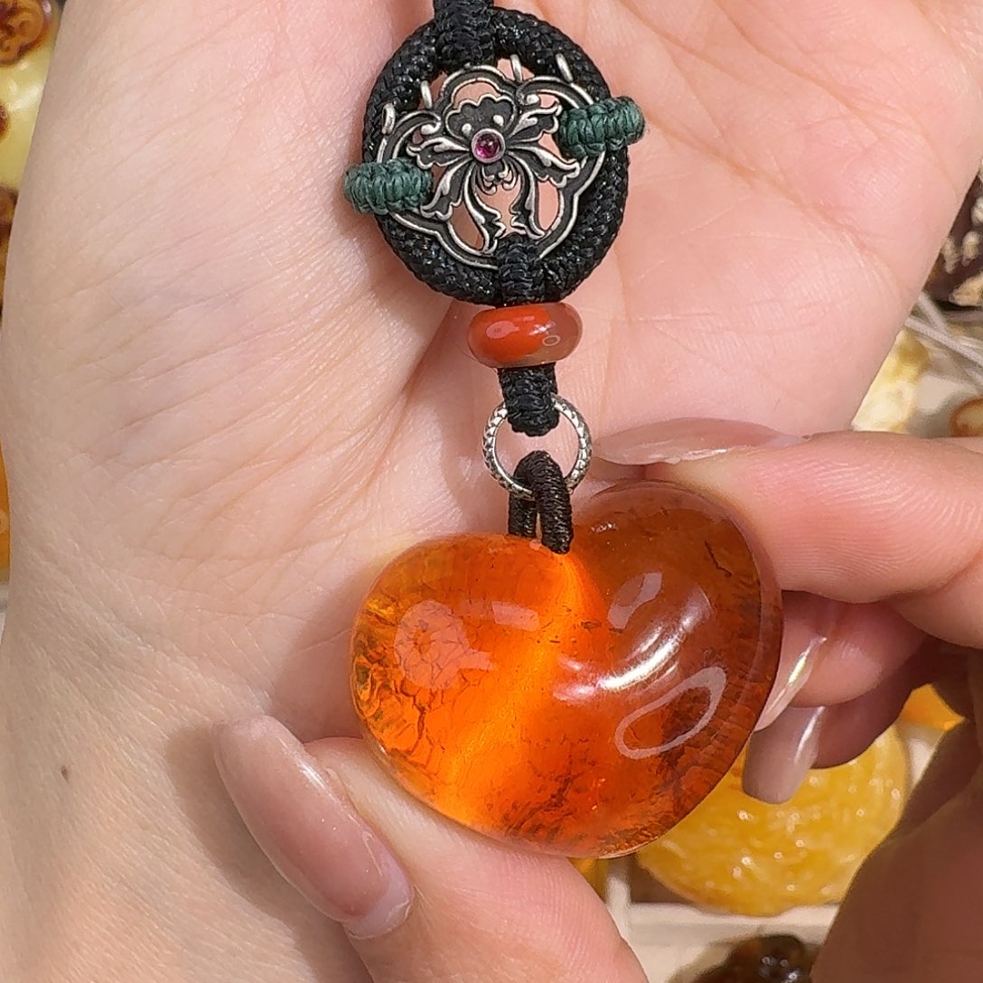 静***着琥珀未镶嵌裸石我