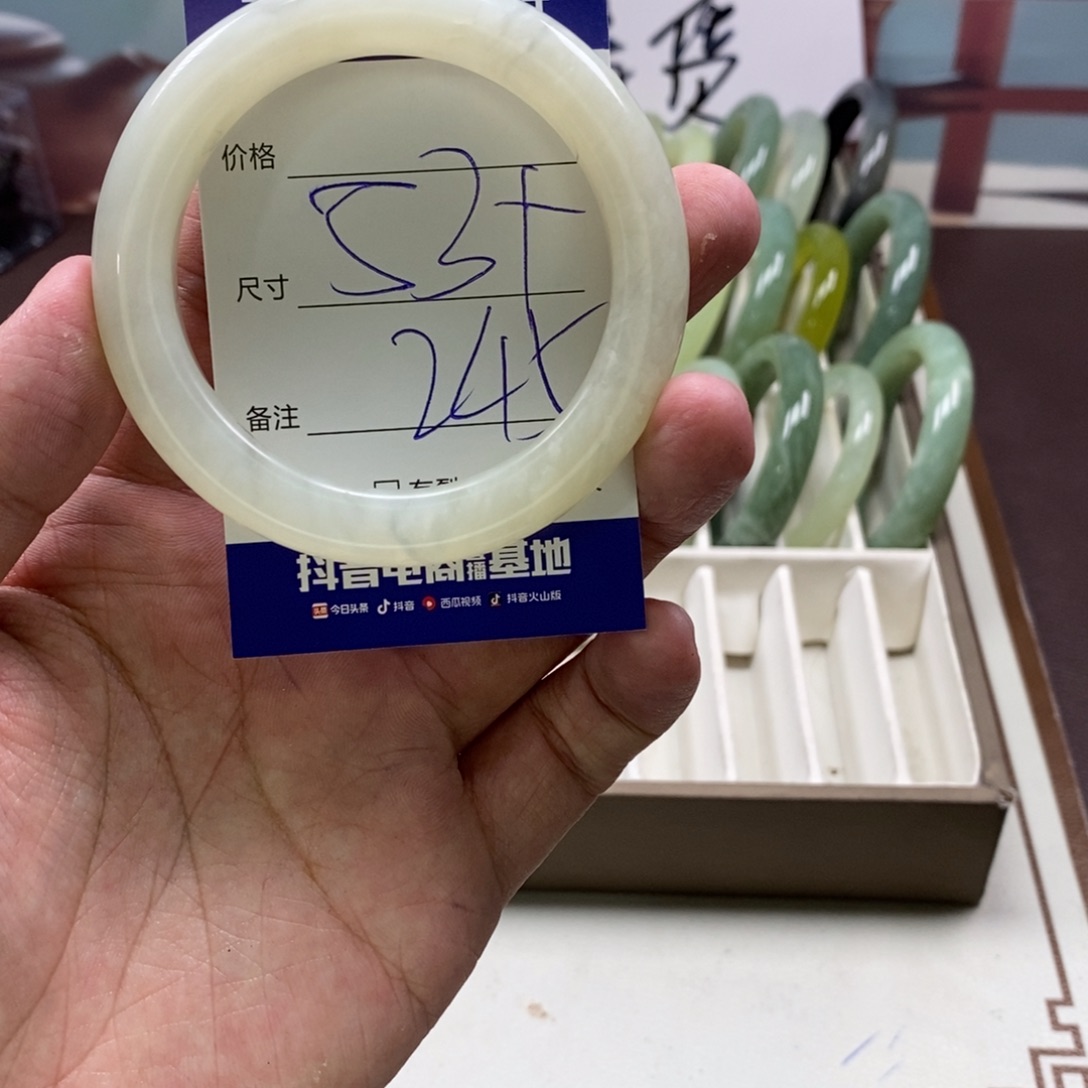 蛇纹石玉手镯未镶嵌