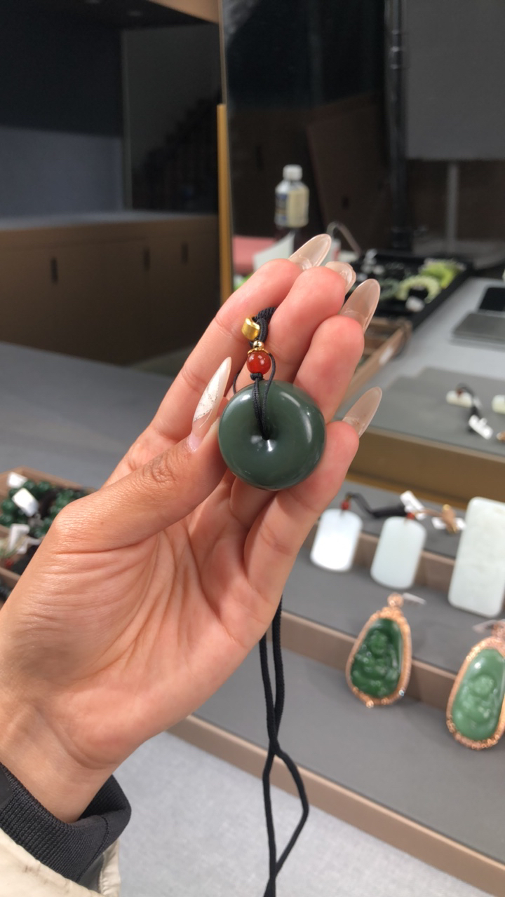 天然和田玉吊坠时尚