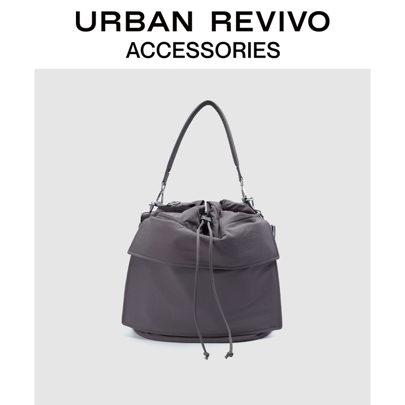 URBAN REVIVO2025秋季新款男大容量抽绳单肩斜挎包UAMB50116