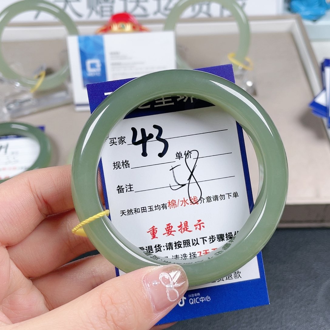 和田玉手镯未镶嵌V***n