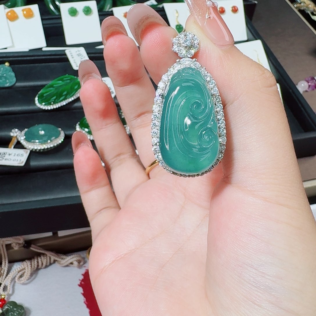 翡翠银S925镶嵌颈饰如意