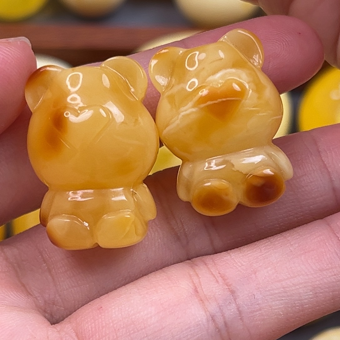 琥珀裸石未镶嵌小熊