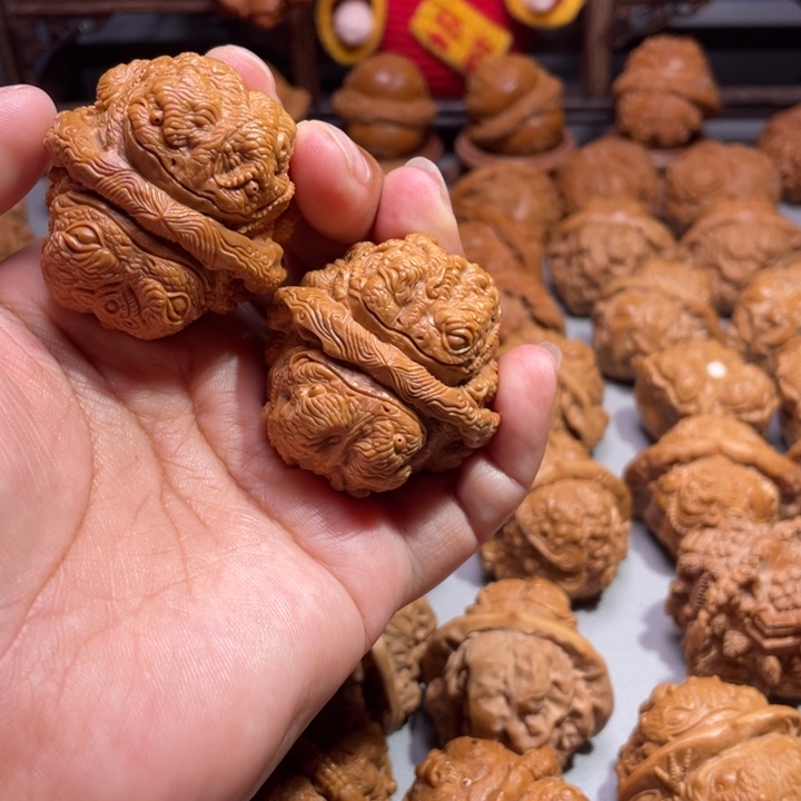 咖****醉蛤蟆头雕刻的金蟾