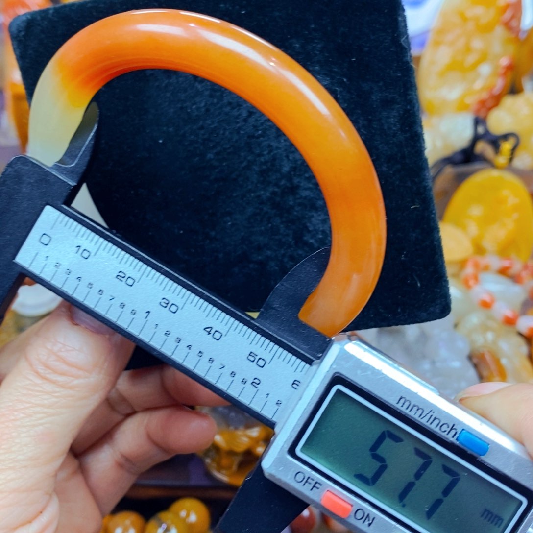 未镶嵌石英质玉（黄龙玉）颈饰