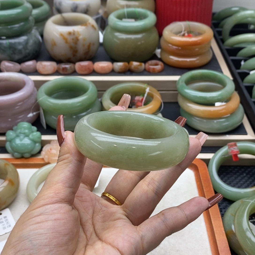 石英岩玉未镶嵌手镯