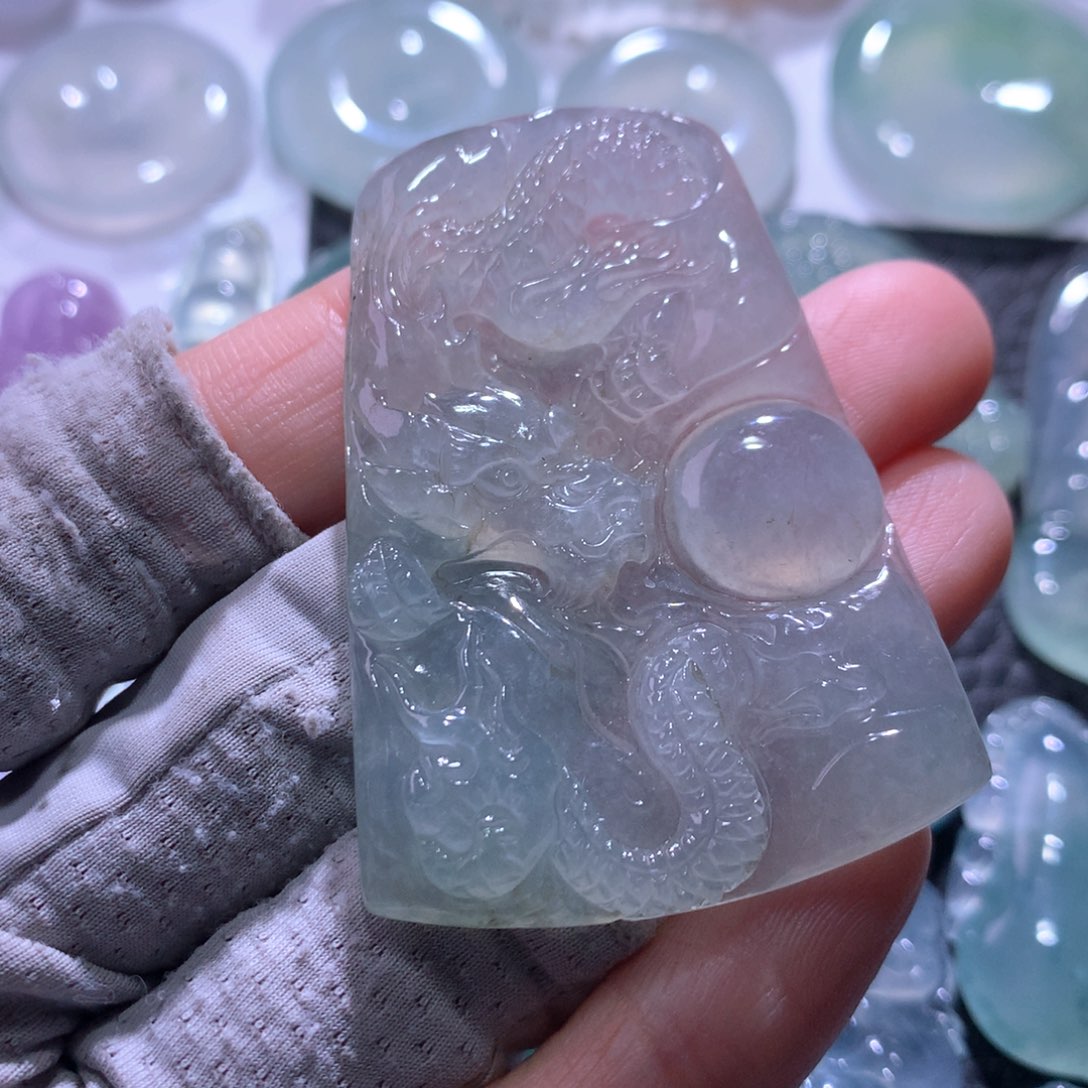 翡翠未镶嵌颈饰龙牌