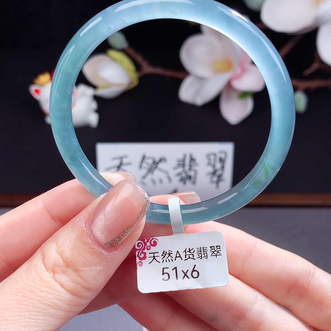 翡翠手镯（圆镯）未镶嵌十***?