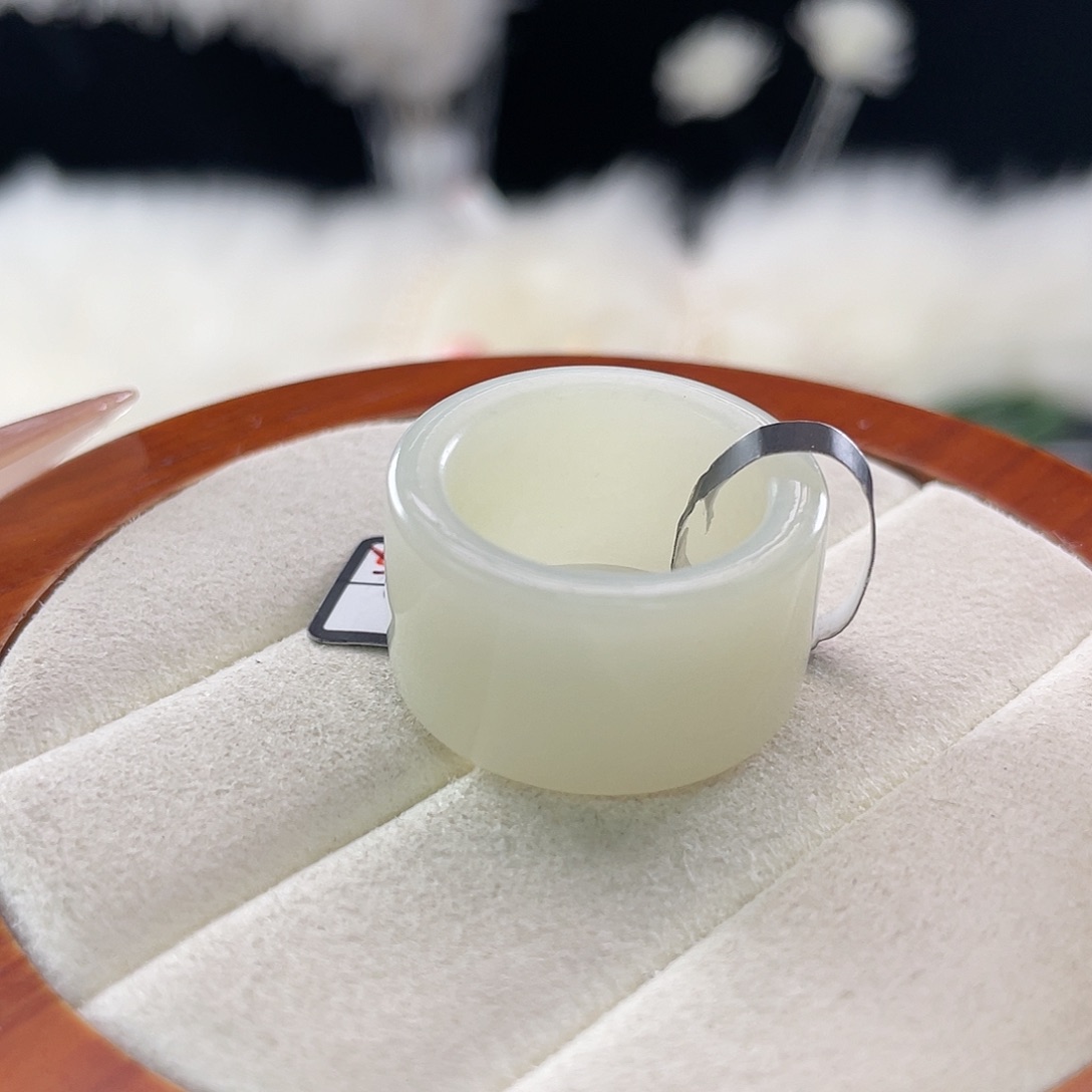 和田玉未镶嵌戒指l13。俄白圆切。18.3。不退换