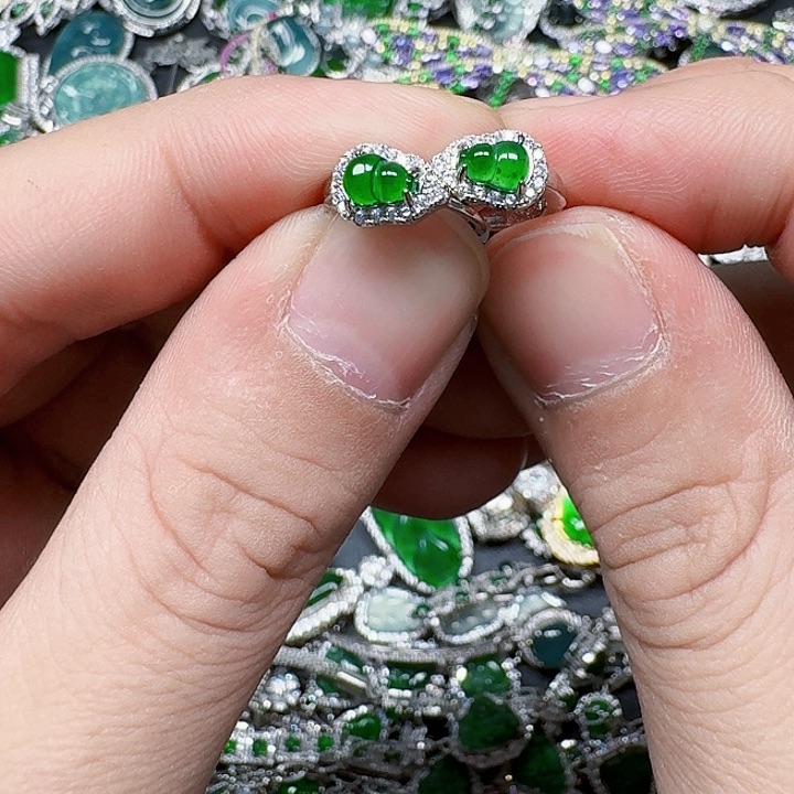 翡翠颈饰未镶嵌天然A货翡翠放漏