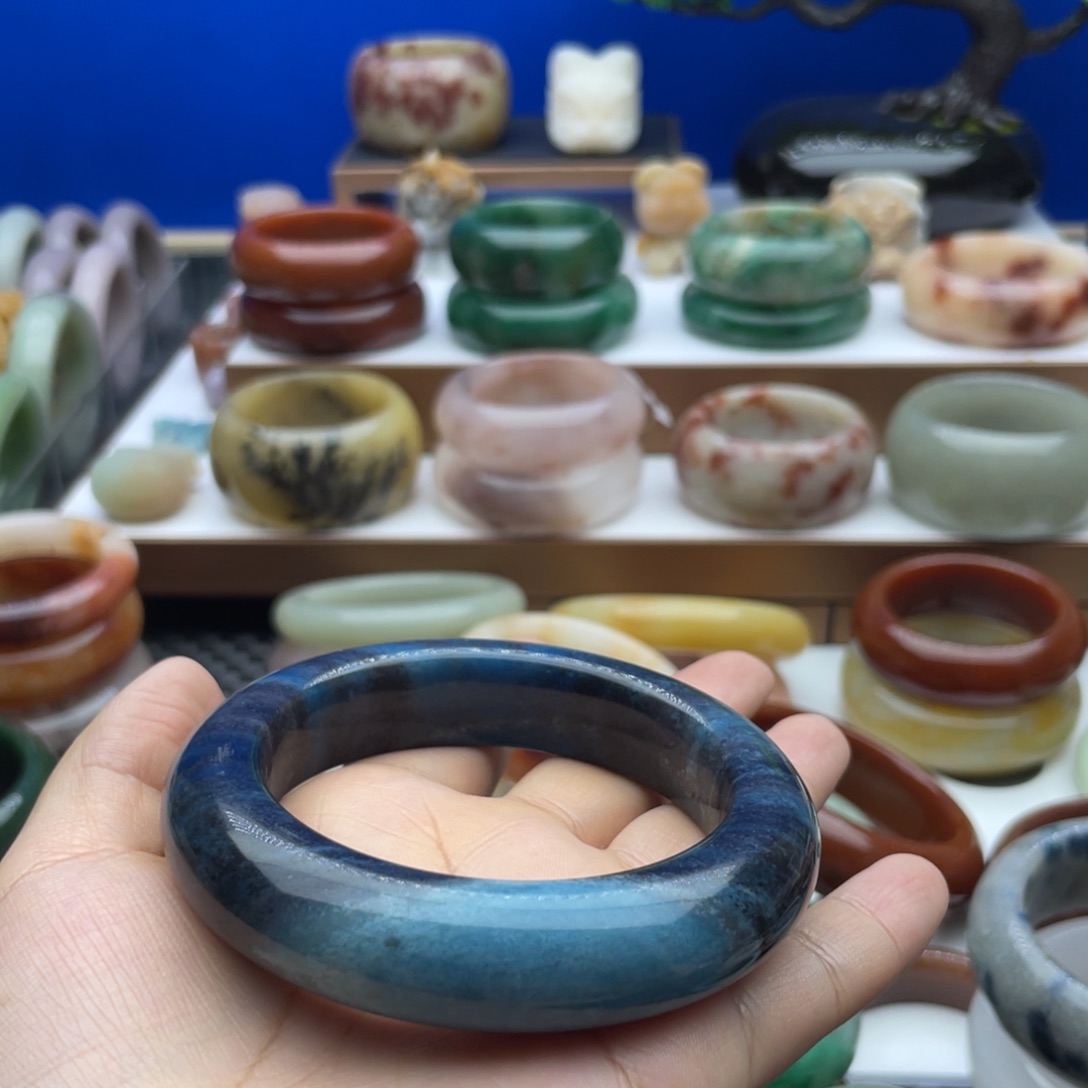 石英质玉手镯未镶嵌三****立