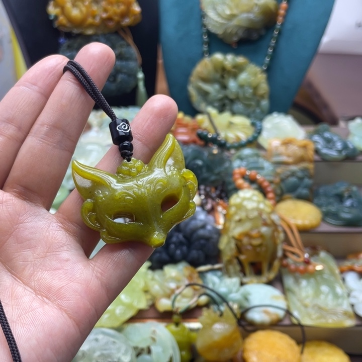 蛇纹石玉未镶嵌颈饰