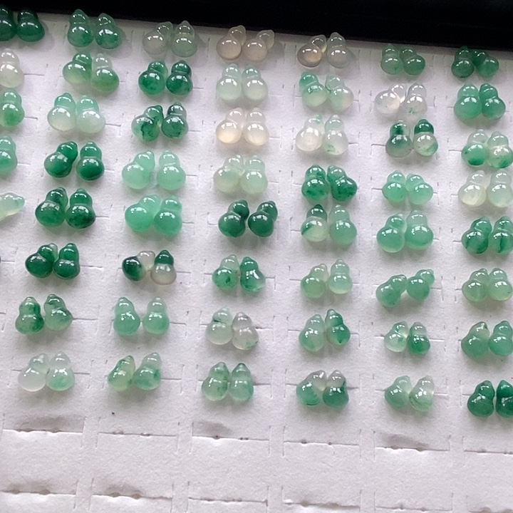 石英质玉（非洲翠）未镶嵌耳钉