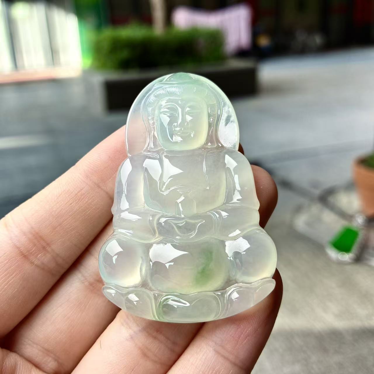 天然a货缅甸翡翠自然光尺寸54/36.5/6.3，高冰晴底正装观音吊坠