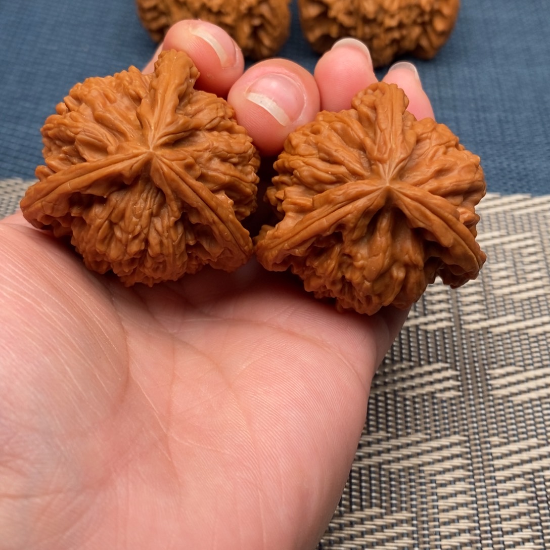 鸿***刻吊坠文玩核桃三棱