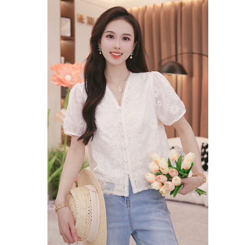 法式复古V领短袖衬衫女2025夏季新款别致设计感小众刺绣上衣