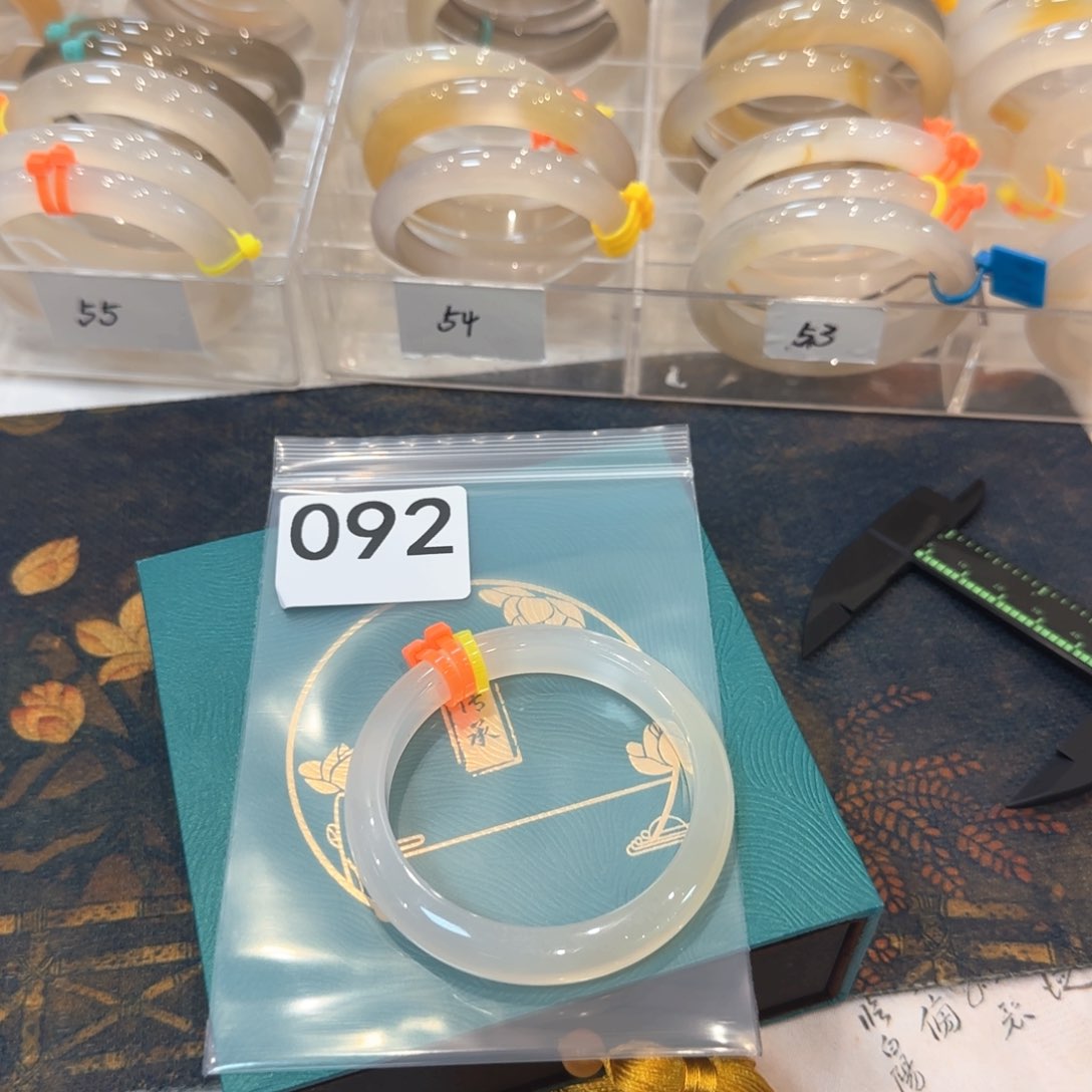 玛瑙/玉髓手镯未镶嵌奶****虾54圈92号