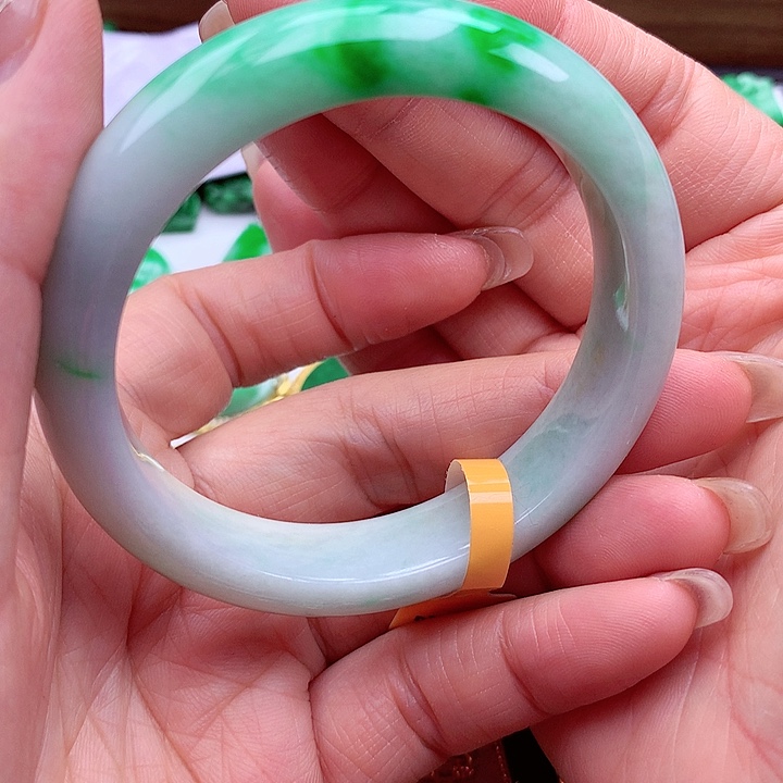 翡翠手镯未镶嵌翡翠