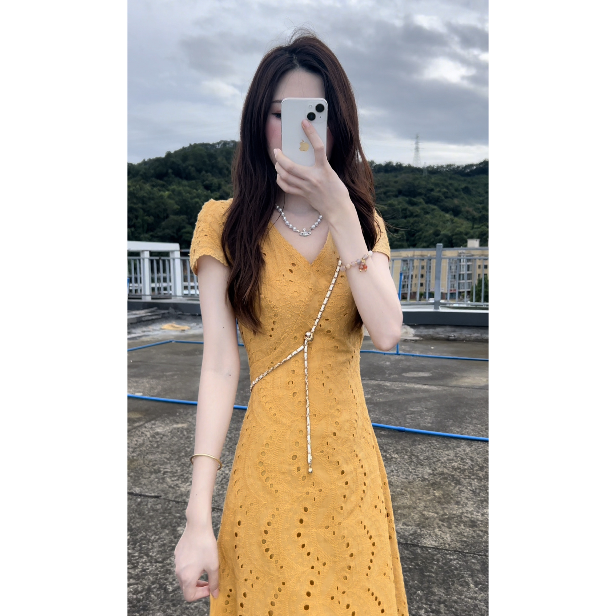 法式温柔风镂空V领短袖连衣裙女夏季新款高级感气质收腰长裙9001