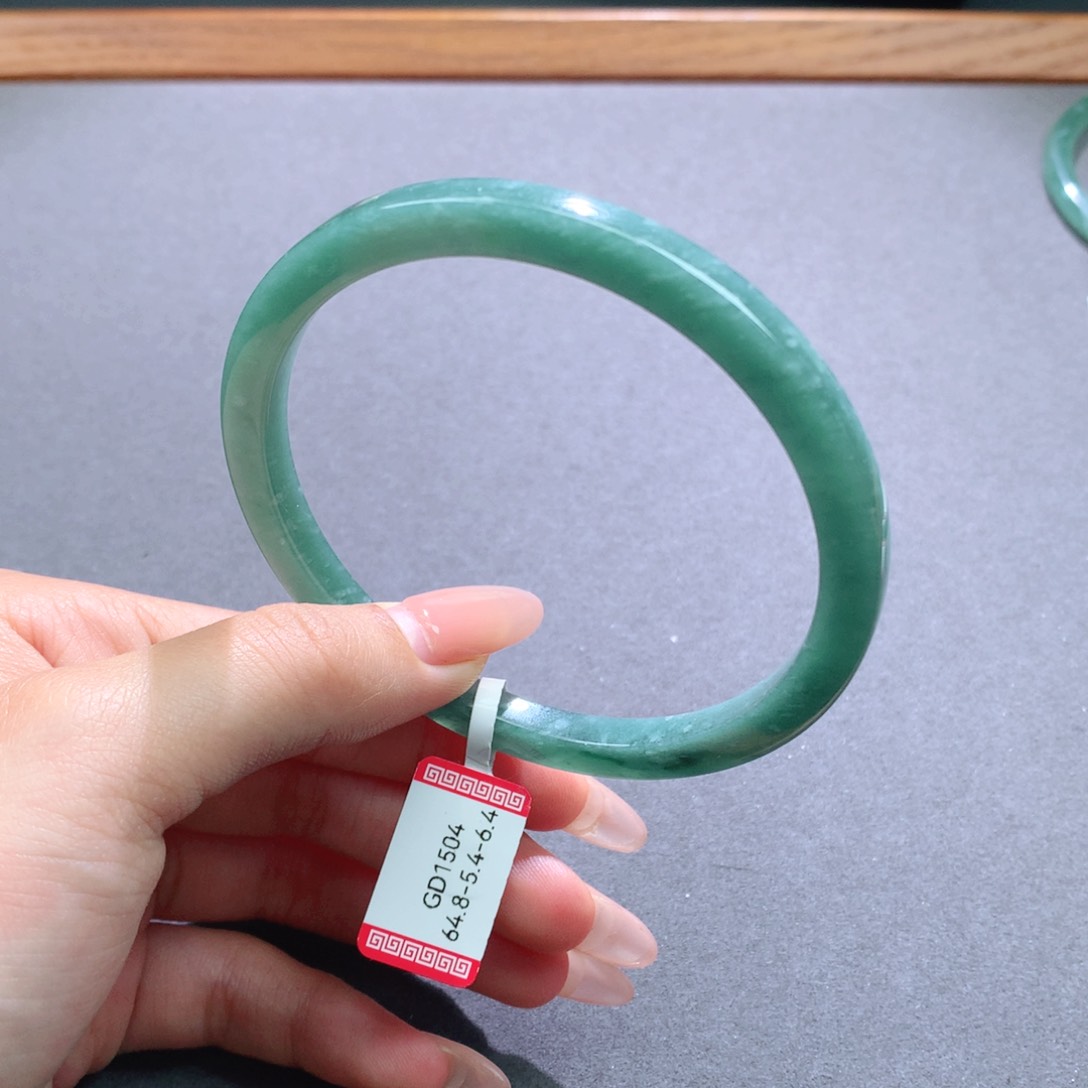 翡翠手镯未镶嵌天然翡翠叮当镯