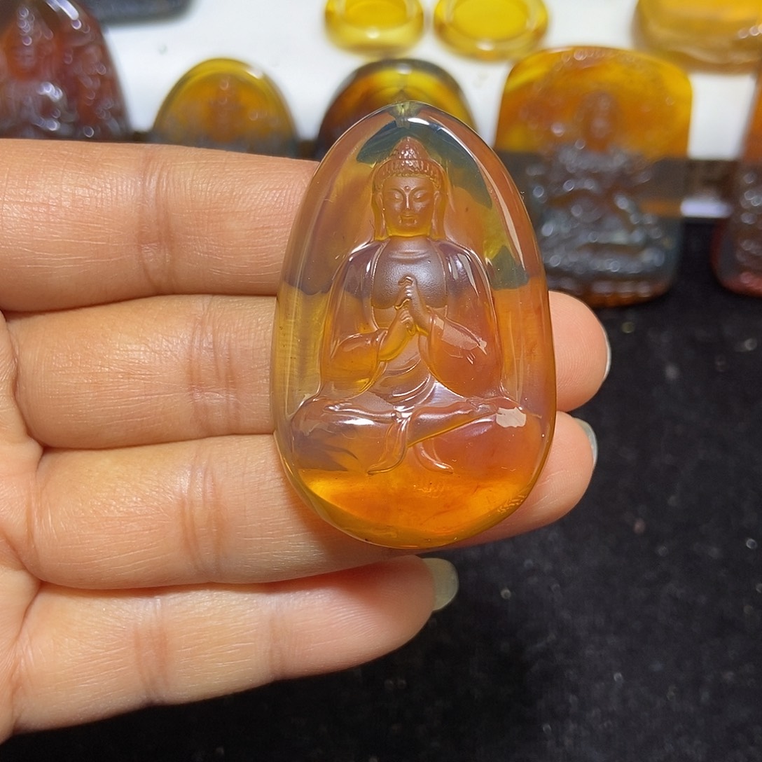 琥珀未镶嵌颈饰羊猴守护神