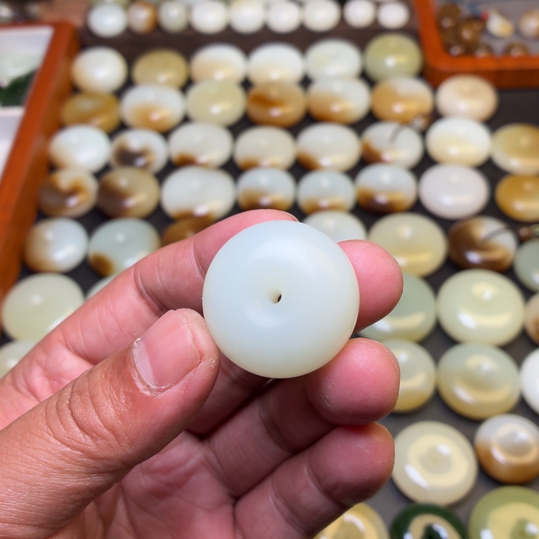 橘***司和田玉未镶嵌颈饰