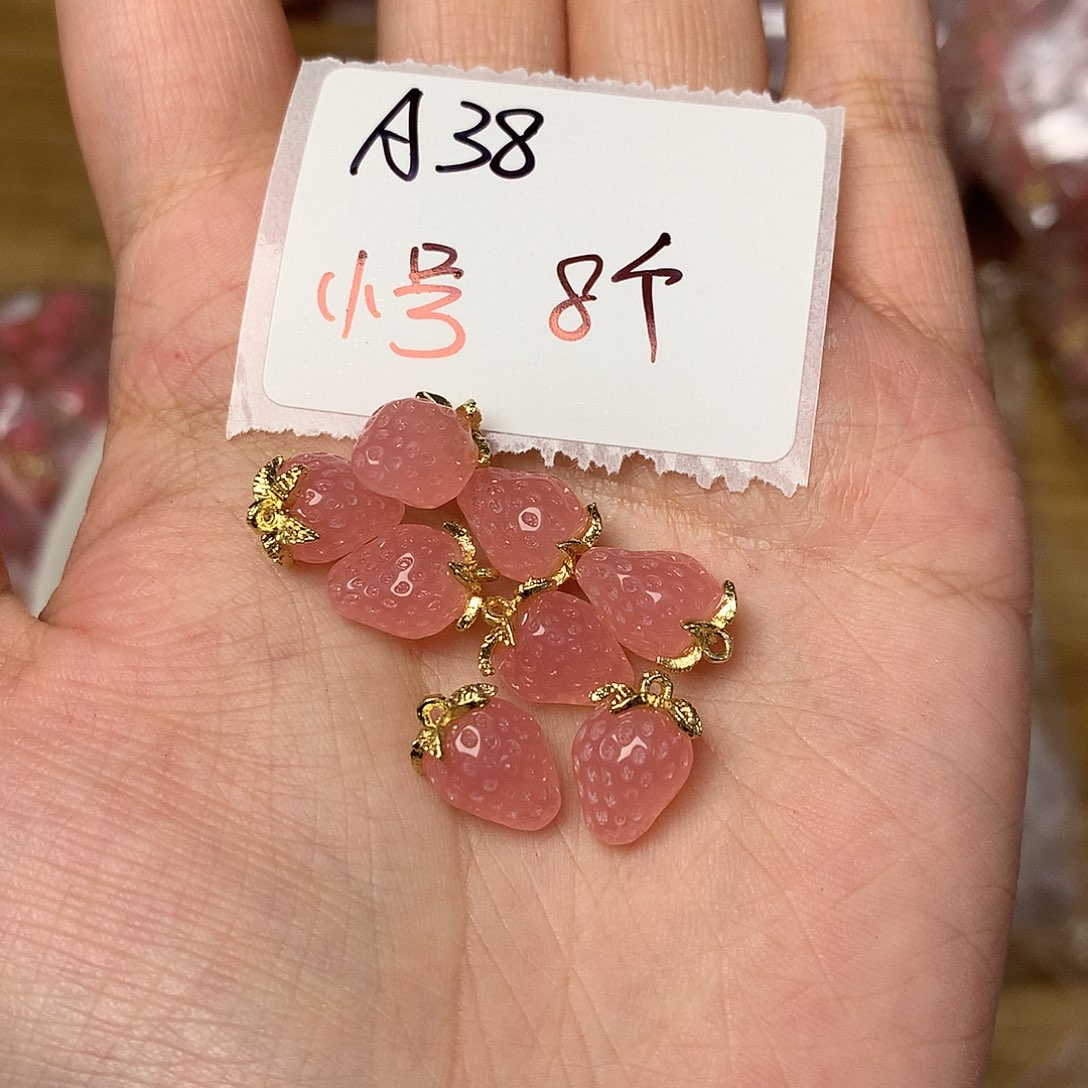 A38 日本树脂草莓吊坠