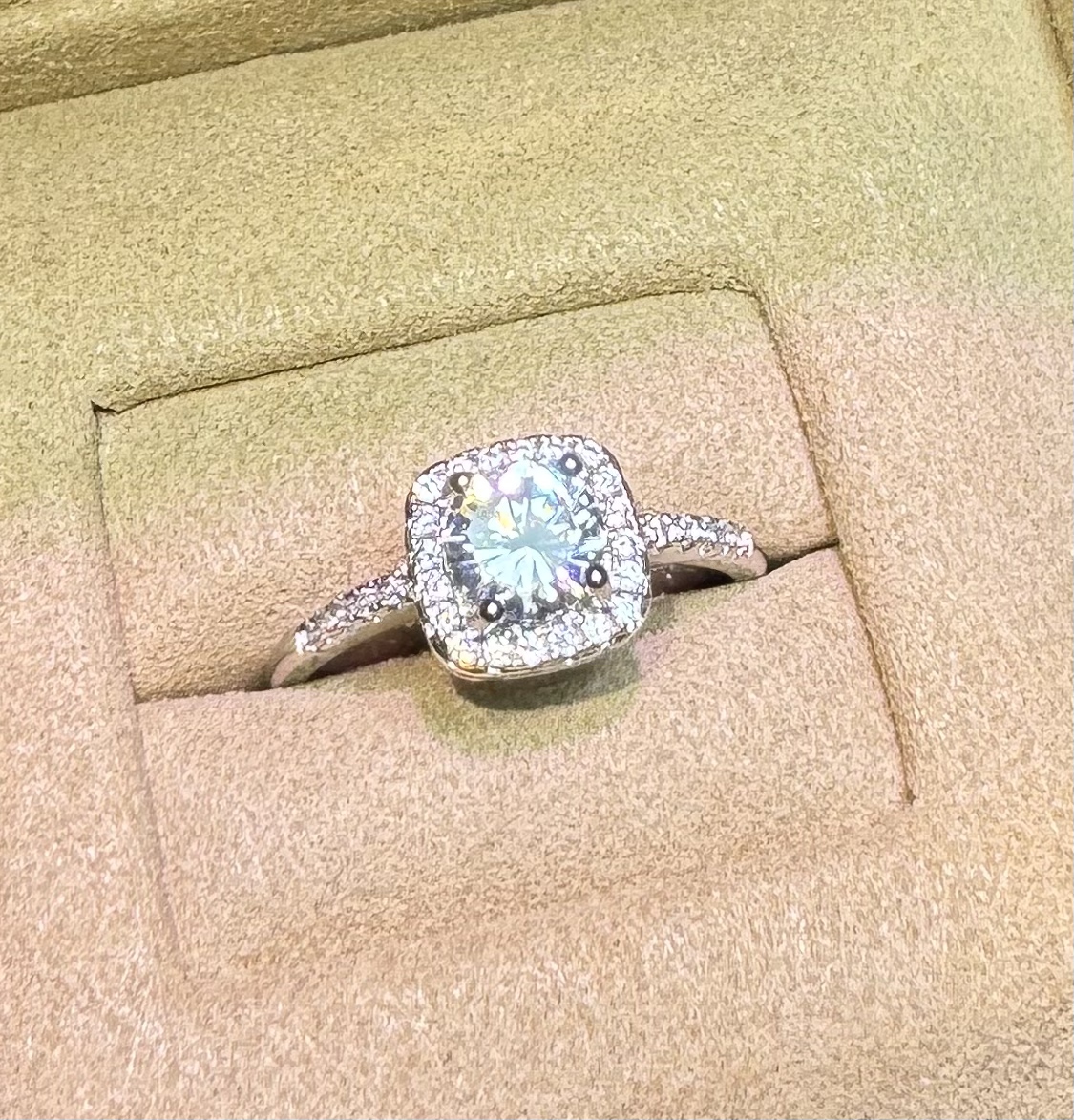 培育蓝宝石/White Sapphire/VVD/白蓝宝戒指