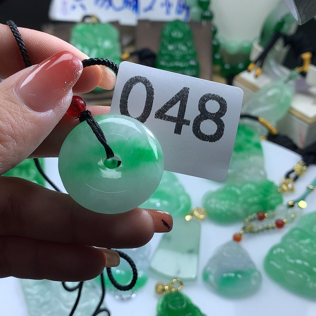 翡翠未镶嵌吊坠(赠链)