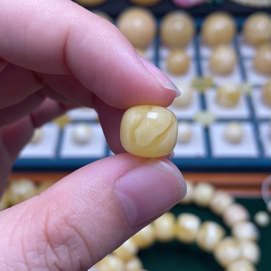 陌***ᵒ蜜蜡未镶嵌珠宝奇石