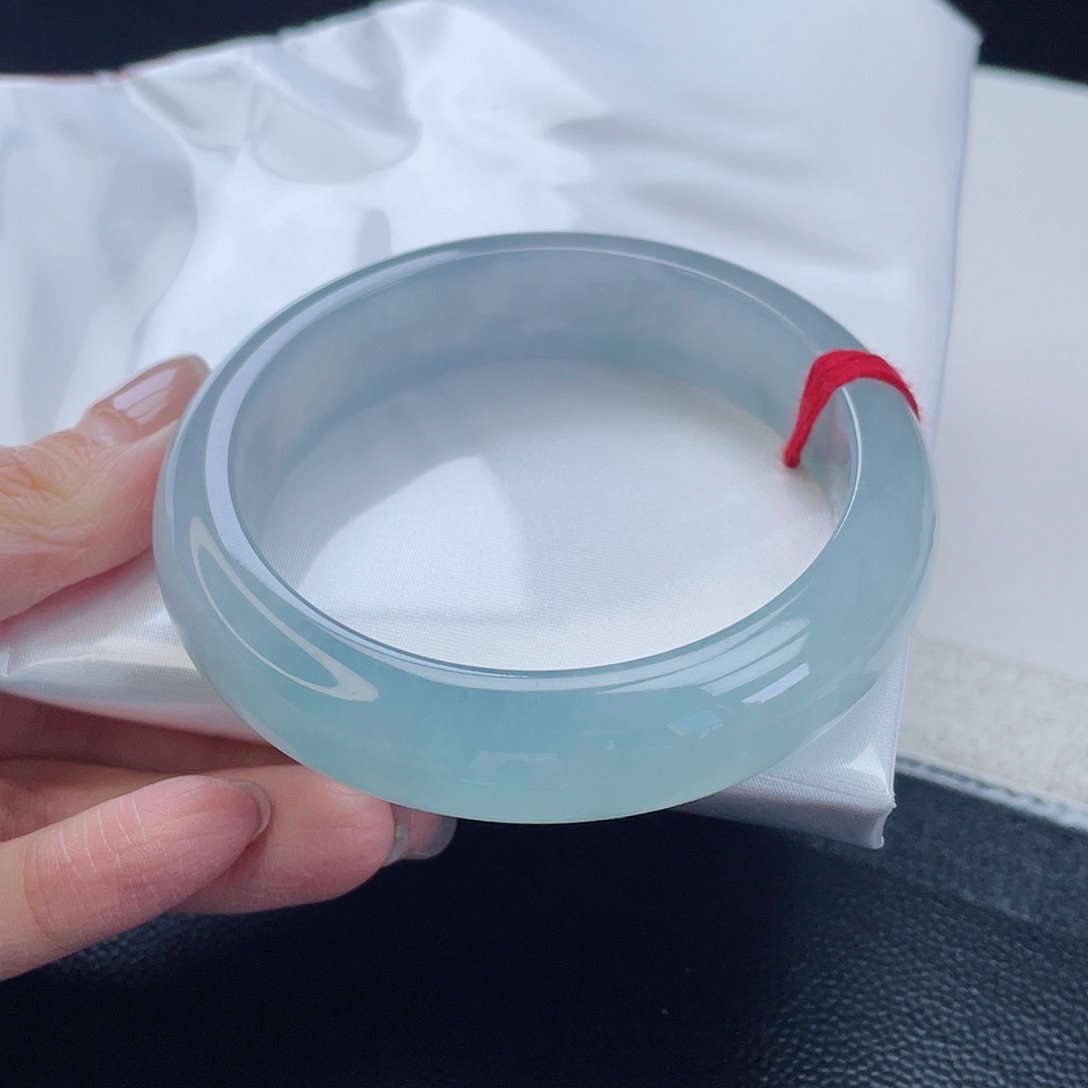 翡翠手镯未镶嵌宽版渐变蓝冰色