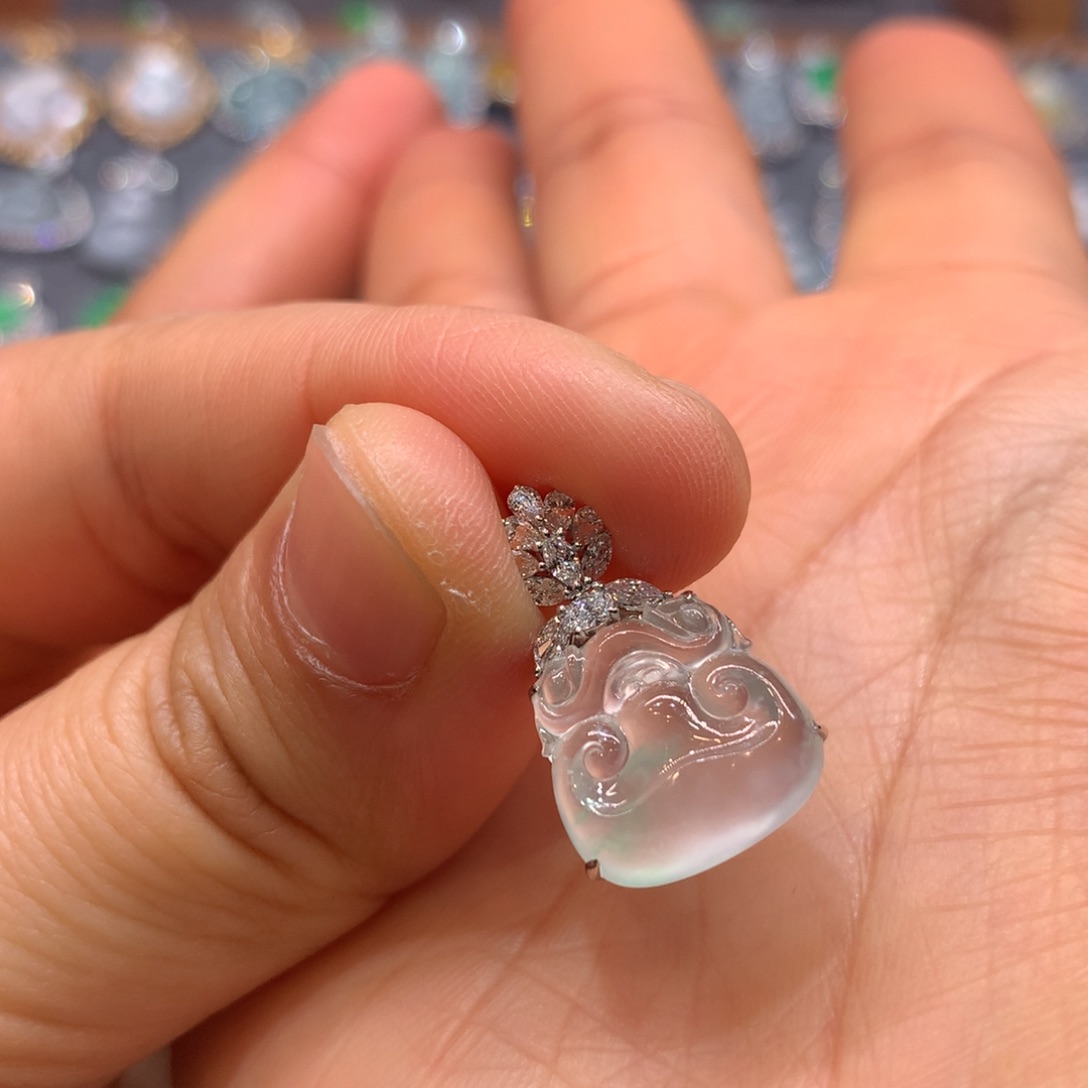 翡翠颈饰18K金镶嵌吊坠