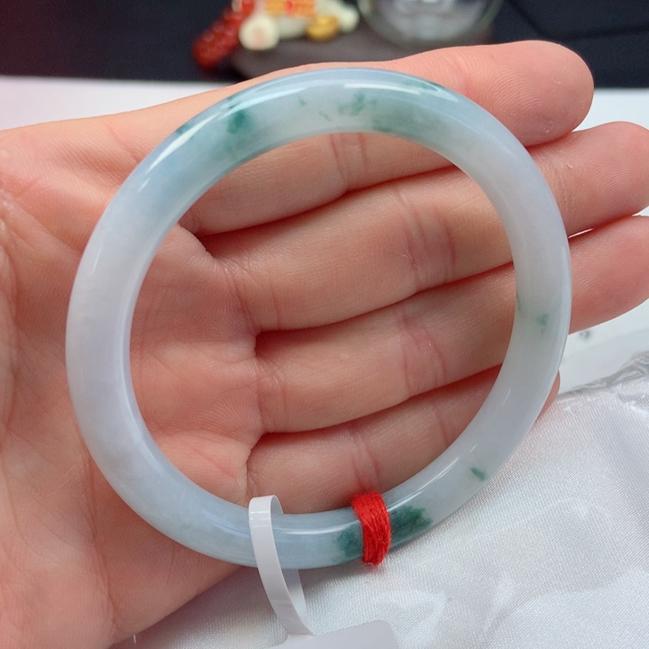 翡翠手镯未镶嵌55圈
