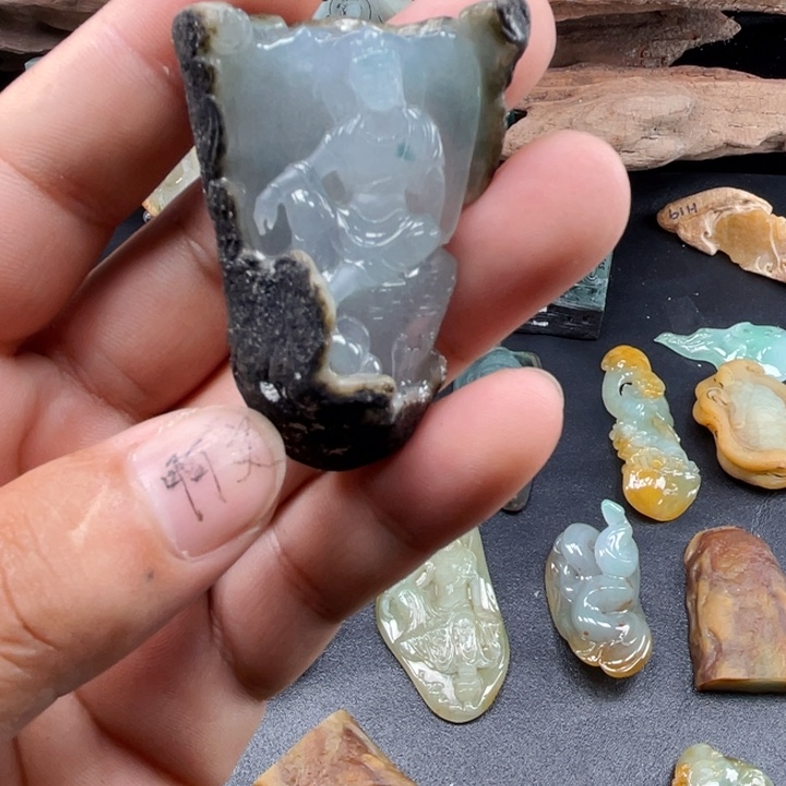 小***果翡翠未镶嵌颈饰翡翠挂件